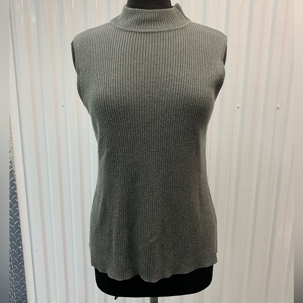 Sleeveless mock turtleneck sweater